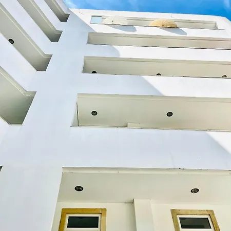 Sunny Arroios * リスボン